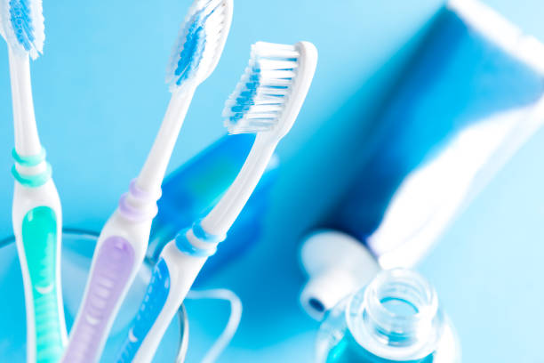equipamentos odontológicos - toothbrush dental hygiene glass dental equipment - fotografias e filmes do acervo