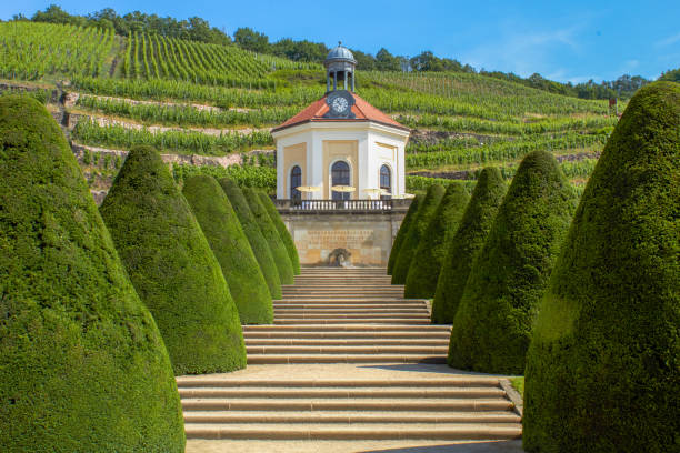 parque con una pequeña capilla en los viñedos sajones - elbe valley fotografías e imágenes de stock