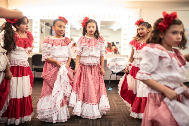 istock Colombian Traditional Dance Group 1161639348