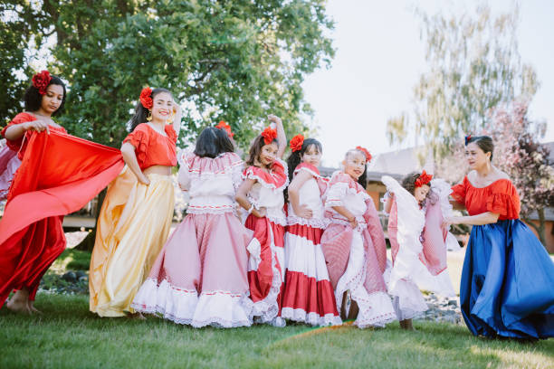 istock Colombian Traditional Dance Group 1161639993