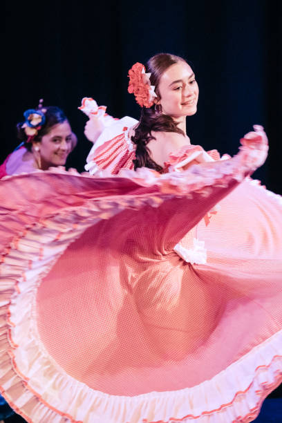 istock Colombian Traditional Dance Group 1161640017
