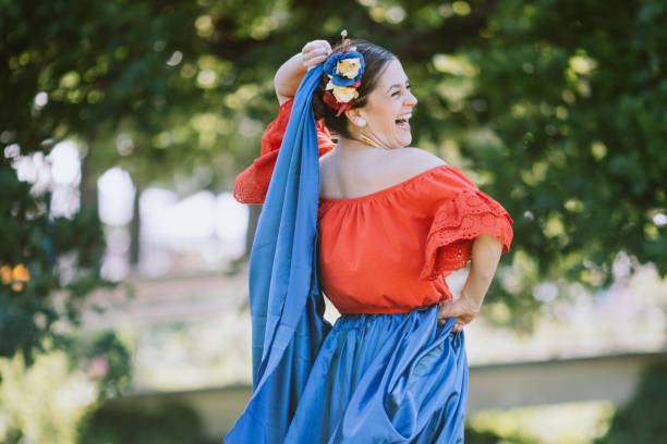 mujer adulta madura realizando danza tradicional colombiana - trajes tipicos colombianos fotografías e imágenes de stock