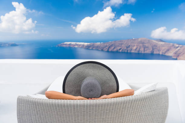 podróż wakacje kobieta relaks korzystających santorini - hat oia europe vacations zdjęcia i obrazy z banku zdjęć