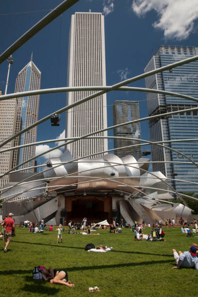 pavillon pritzker au millenium park à chicago - music loop photos et images de collection