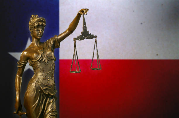 lady justice vor einer flagge von texas - texas state flag stock-fotos und bilder