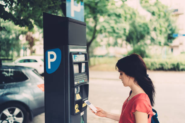 kontaktloses bezahlen für parkplätze in der stadt - parkvergehen strafzettel fotos stock-fotos und bilder
