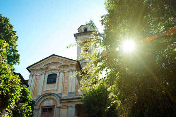 a catedral velha na luz solar. igreja de santo stefano, corconio, itália. - stefano - fotografias e filmes do acervo