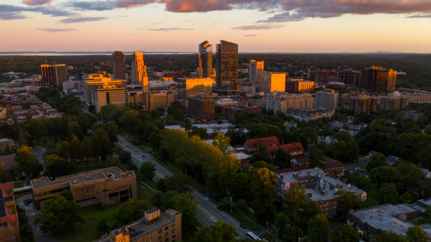 sunset light hits the buildings of downtown white plains new york - new york city new york state skyline city imagens e fotografias de stock