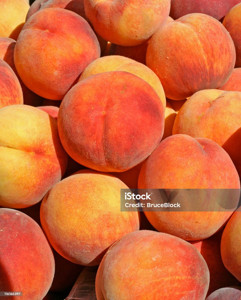 Персики на дисплее на Фермерский рынок - Стоковые фото Персик роялти-фри