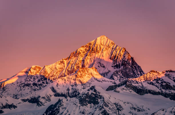 dent blanche 4357m am frühen morgen (schweiz) - winter sunrise mountain snow stock-fotos und bilder