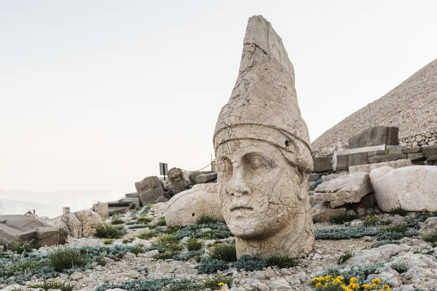 góra nemrut i rzeźby,apolla, nemrut, adiyaman, turcja - nemrud dagh mountain turkey history zdjęcia i obrazy z banku zdjęć