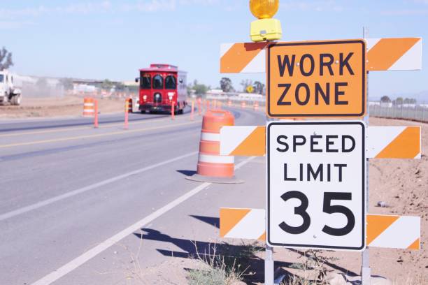 페리스 캘리포니아의 도로 확장 프로젝트에서 작업 구역 표지판 및 속도 제한 표지판 - 시간대 뉴스 사진 이미지
