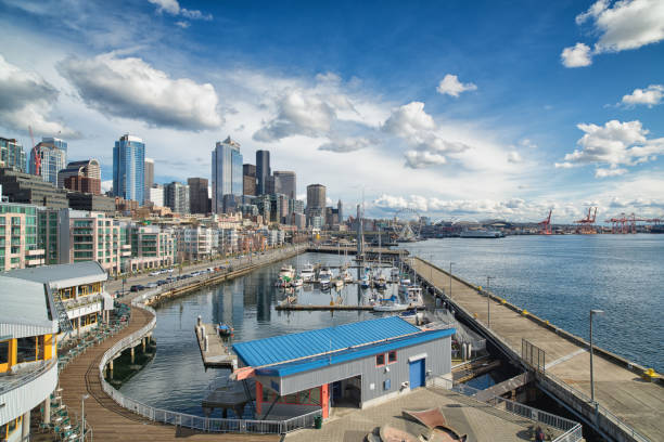 красивое небо над сиэтл уотерфронт - ferry seattle washington state cruise ship стоковые фото и изображения