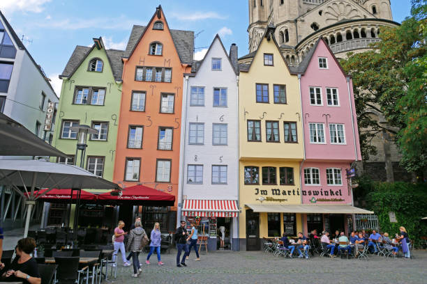 case colorate nel centro storico di colonia, in germania. - colonia tovar foto e immagini stock