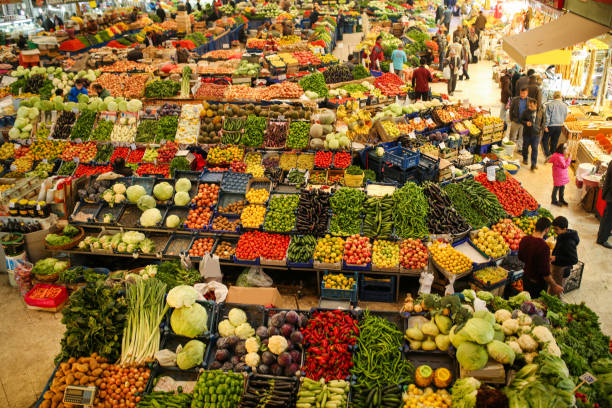 bazar locale di frutta e verdura, konya, turchia - bazaar foto e immagini stock