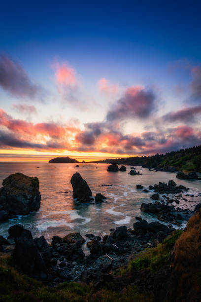 puesta de sol en una playa rocky del noroeste del pacífico - humboldt county california coastline island fotografías e imágenes de stock