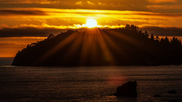 sunset over trinidad head, trinidad, california, estados unidos - humboldt county california coastline island fotografías e imágenes de stock