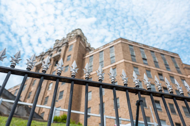 termas quentes, exército velho do edifício histórico dos eua e hospital da marinha na cidade da baixa com close up da cerca e do céu no fundo - histeria - fotografias e filmes do acervo