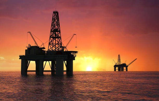 plate-forme d'huile de silhouette - sunset oil rig oil industry energy photos et images de collection
