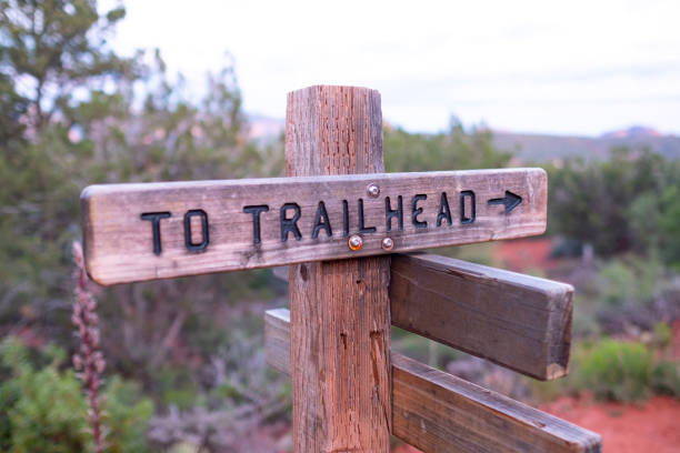 trail signs in sedona arizona - usa scenics sedona photography imagens e fotografias de stock