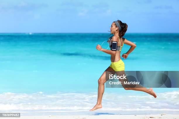 Maak leven Heup Magnetisch Fitness Runner Woman Beach Running Listening To Music With Phone Sport  Armband Stock Photo - Download Image Now - iStock