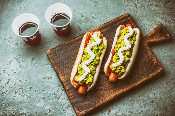 chilijczyk completo italiano. hot dog kanapki z pomidorami, awokado i majonezem podawane na drewnianej desce z napojem w papierowej filiżance . widok z góry. koncepcja dnia niepodległości - stuffing holiday bread meal zdjęcia i obrazy z banku zdjęć