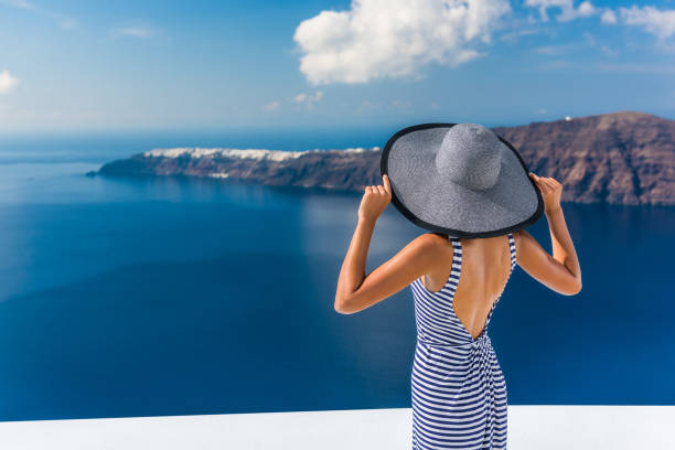 europa luksusowy santorini podróży przeznaczenia kobieta - hat oia europe vacations zdjęcia i obrazy z banku zdjęć