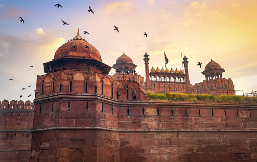 Histórico Fuerte Rojo Delhi al amanecer con aves voladoras. El Fuerte Rojo es un fuerte indio medieval designado como Patrimonio de la Humanidad por la UNESCO photo