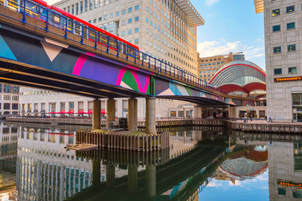 propriedade comercial de canary wharf em londres, reino unido - docklands light railway - fotografias e filmes do acervo