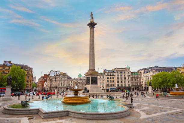 coluna de nelson no quadrado de trafalgar em londres, reino unido - praça trafalgar - fotografias e filmes do acervo