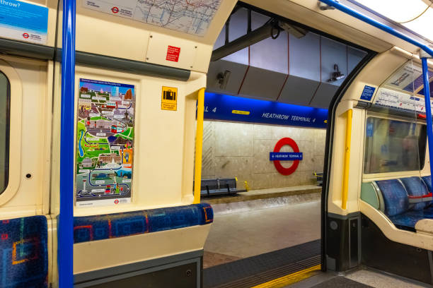 london underground na lotnisku heathrow w londynie - heathrow airport london england airport station zdjęcia i obrazy z banku zdjęć