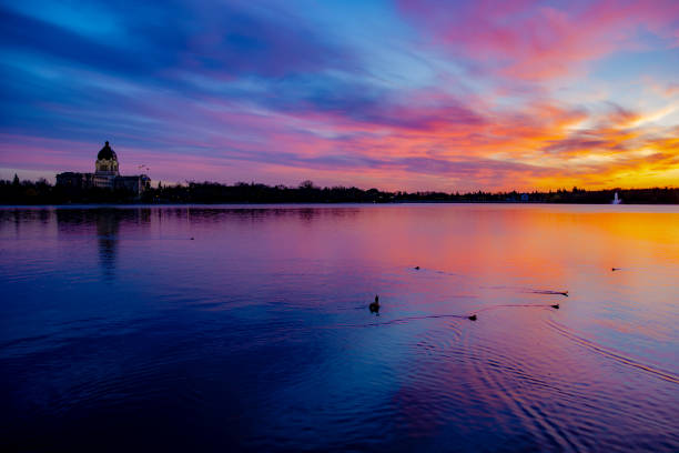 miasto regina skyline na wiosnę - saskatchewan zdjęcia i obrazy z banku zdjęć