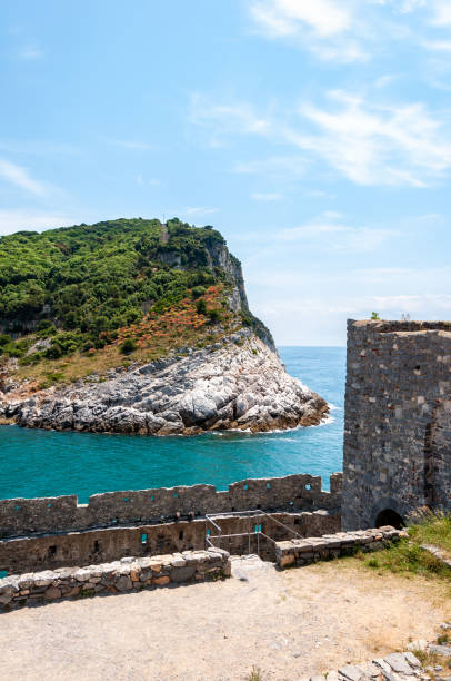 Beautiful seaside town and fishermen in Liguria, a popular tourist destination for sea holidays and tracking in unspoiled nature. portovenere, italia. hermoso pueblo costero con el famoso golfo de poetas que inspiraron los poemas de byron, un popular destino turístico para las vacaciones en la playa y el seguimiento en la naturaleza virgen. iglesia de san pietro e isla de palmaria.