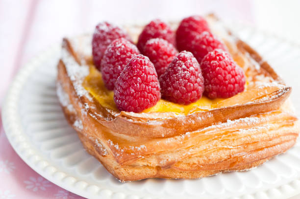 raspberry danish - pastry danish pastry bread pastry crust imagens e fotografias de stock