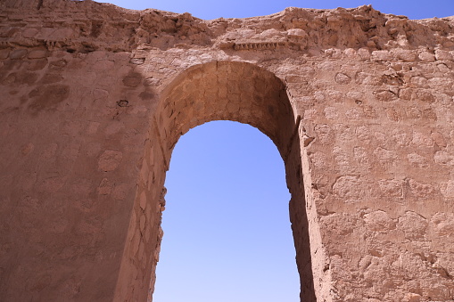 Antiguo castillo de barro en ruinas en las montañas de Shiraz, Irán photo