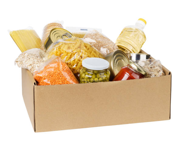 comida enlatada, pasta y cereales en una caja. donaciones de alimentos. - oatmeal oat box container fotografías e imágenes de stock