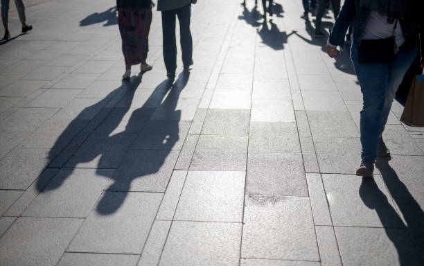 touristen in fußgängerzone - rush hour commuter shadow focus on shadow stock-fotos und bilder