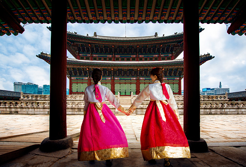 Señora coreana en Hanbok o Corea gress y caminar en una antigua ciudad y el palacio Gyeongbokgung en seoul photo