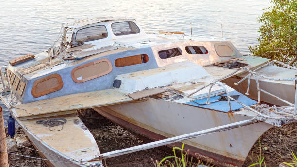barco amarrado en reparación - dry sea riverbank mud fotografías e imágenes de stock