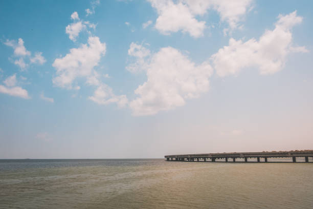 estrada sobre a ponte da oceano-estrada sobre a água, fundo do céu - indirection - fotografias e filmes do acervo