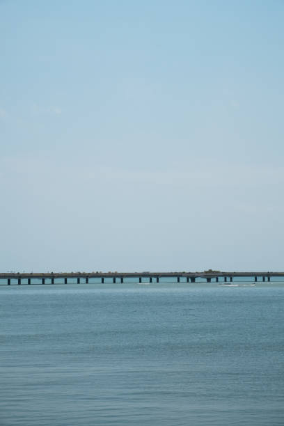 autostrada sull'oceano - ponte stradale sull'acqua, sfondo del cielo - indirection foto e immagini stock