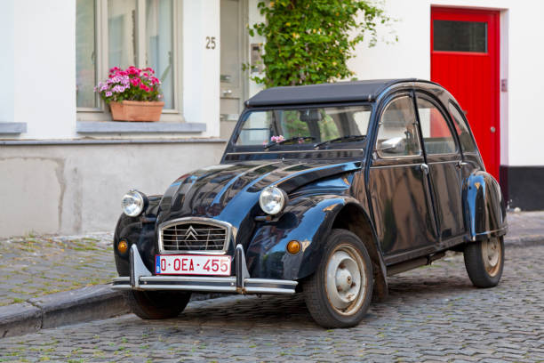 citroën 2cv un een straat van brussel - citroën 2cv stockfoto's en -beelden