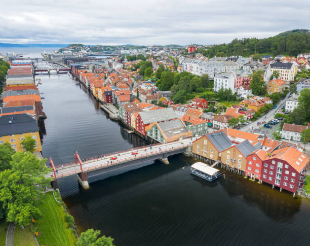 オールド・バイブロ・ブリッジ、バクランデット地区、トロンハイム、ノルウェー - trondheim ストックフォトと画像