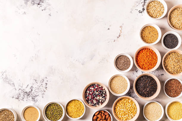 set di diversi superfood: cereali integrali, fagioli e legumi, semi e noci - quinoa sesame chia flax seed foto e immagini stock