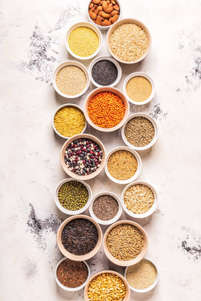 conjunto de diferentes superalimentos- granos enteros, frijoles y legumbres, semillas y frutos secos - quinoa sesame chia flax seed fotografías e imágenes de stock