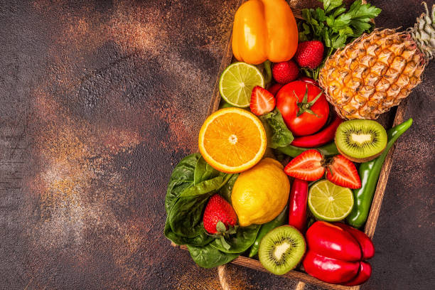frutas y verduras ricas en vitamina c en caja - vegetable vitamin a tomato vitamin c fotografías e imágenes de stock