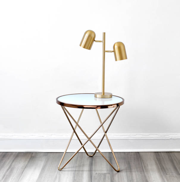 Side table Side table with brass lamp in a living room art deco vase stock pictures, royalty-free photos & images