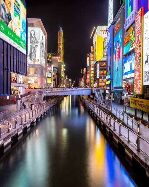 canal de dotonbori e caminhada do rio de do em osaka na noite, japão - architecture travel destinations vertical outdoors - fotografias e filmes do acervo