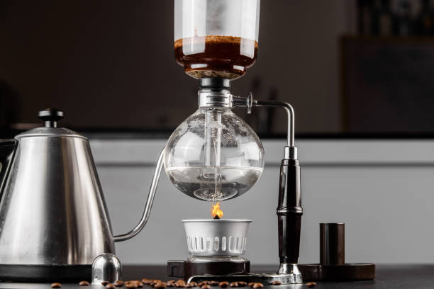 sifone metodo alternativo di fare il caffè. caffettiera è un bicchiere manuale in stile pour-over. cofee birra su sfondo nero - siphon foto e immagini stock