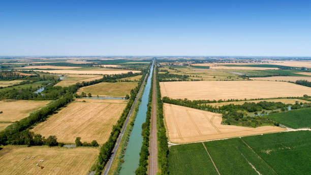 luftaufnahmen eines kanals und einer eisenbahn im poitevin-sumpf - vendee stock-fotos und bilder